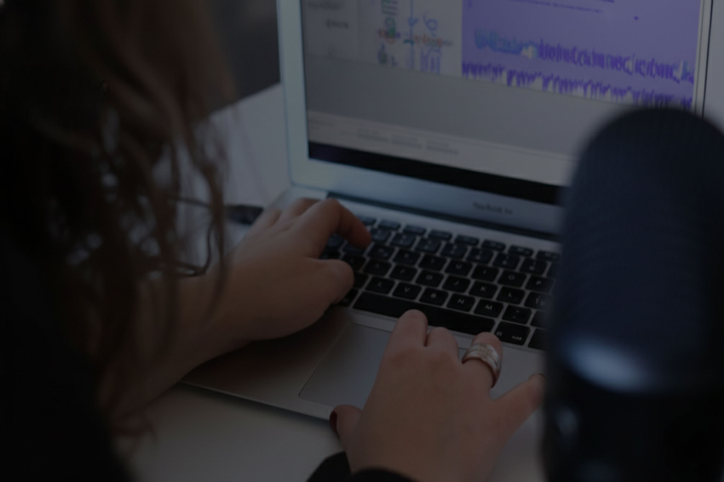 Estudiantes trabajando en un proyecto